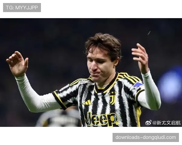 特写:基耶萨替补登场绝杀后,与看台上父亲隔空相拥